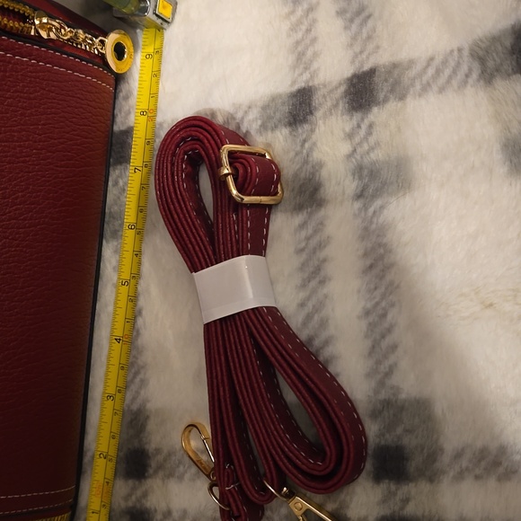 Adorable 9×9 burgundy handbag - Picture 2 of 7